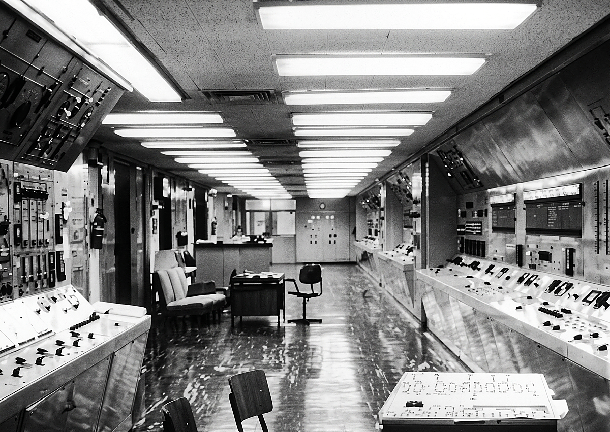 Imagen secundaria 1 - Portada del Times y fotografías de Dimona de entonces reescaladas digitalmente.