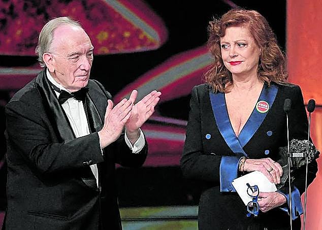 Fernando Méndez-Leite, presidente de la Academia, entrega el Goya Internacional a Susan Sarandon.