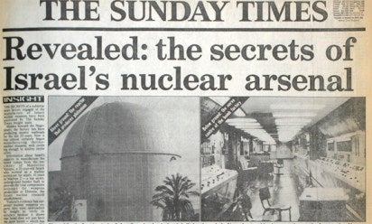 Imagen principal - Portada del Times y fotografías de Dimona de entonces reescaladas digitalmente.