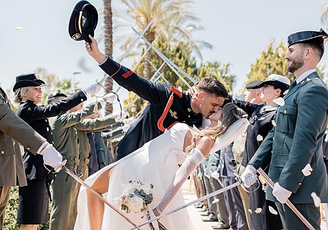 Momento del enlace de los 'influencers' Laura GP (@laurimathteacher) y Mike Milá (@mike_blackberet), organizado en Molina de Segura por Loca Busca Tornillo.