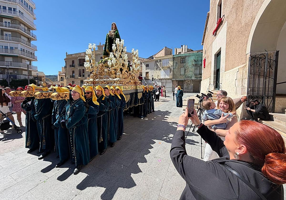 Imagen principal - La procesión del Viernes Santo en Cieza.