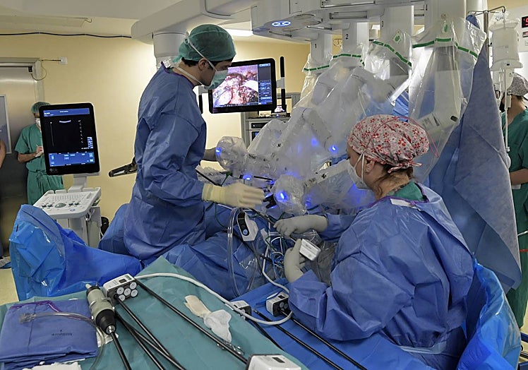 La Arrixaca reclama un nuevo Da Vinci ante el atasco de la cirugía robótica