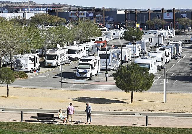 Espacio para autocaravanas en el parking del centro comercial Thader de Murcia.