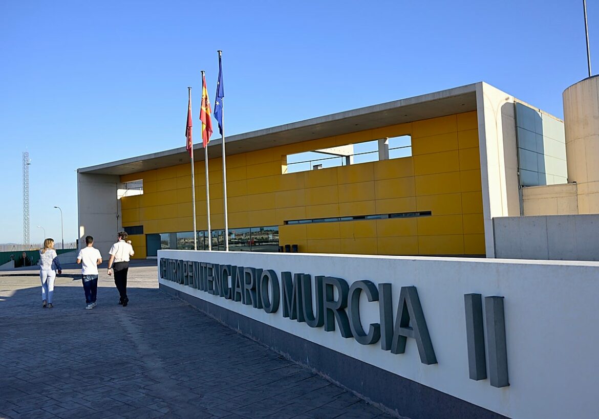 Denuncian humillaciones y coacciones del director de la cárcel de Campos del Río tras un grave motín con heridos