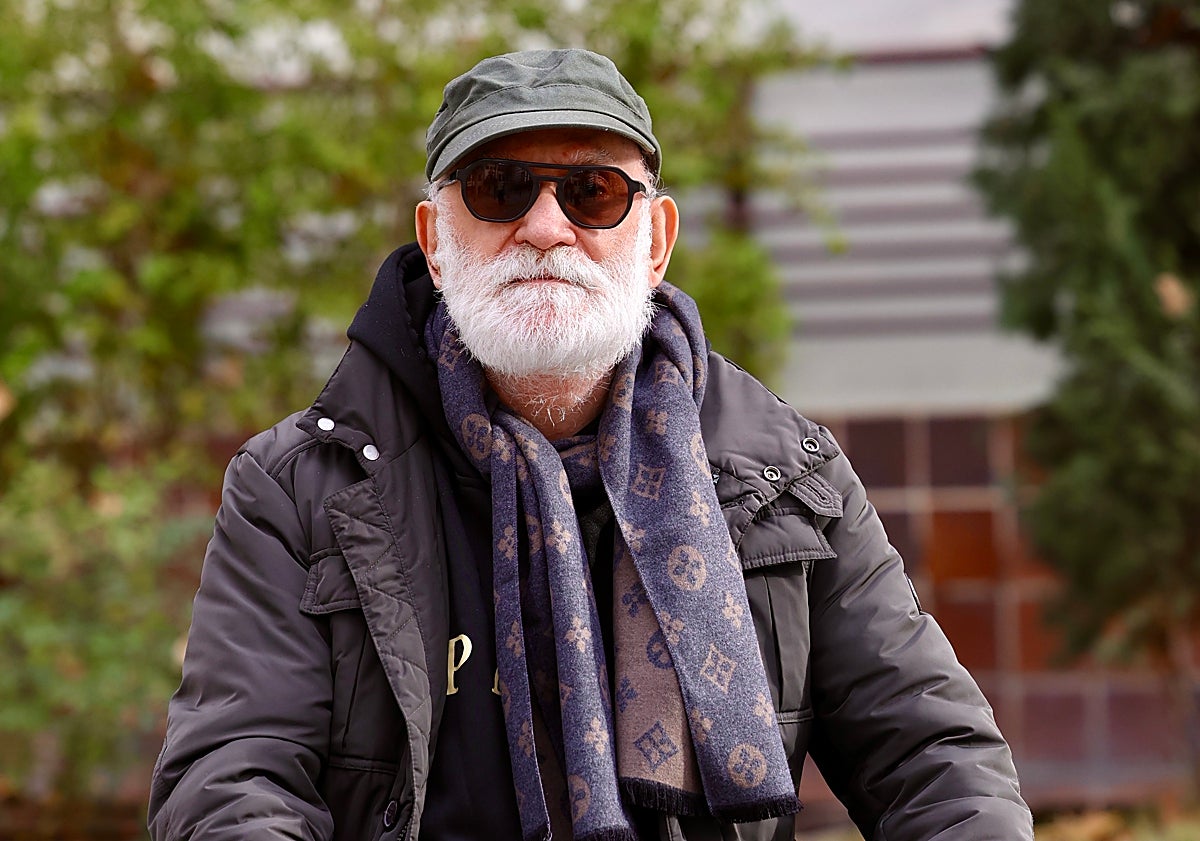 Imagen principal - Pedro López Morales posando para LA VERDAD y acompañado de Bibiana Fernández y su amiga Mari Trini