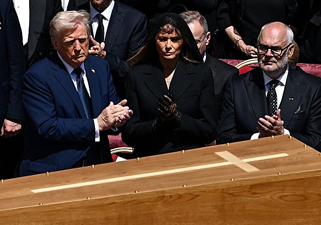 Trump tacha al Papa de «débil» y León XIV responde que no le tiene «miedo»