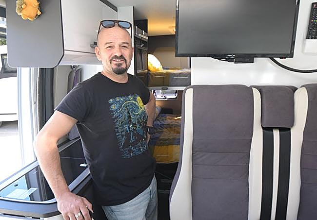 Miguel Chamón, en el interior de su autocaravana.