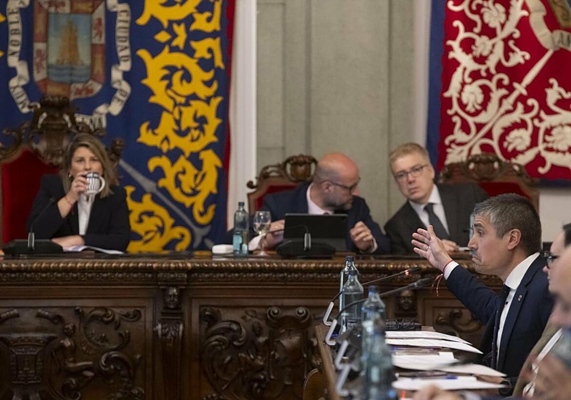 Jáudenes saca pecho de gestión económica y la oposición alerta de que el Ayuntamiento acabara intervenido