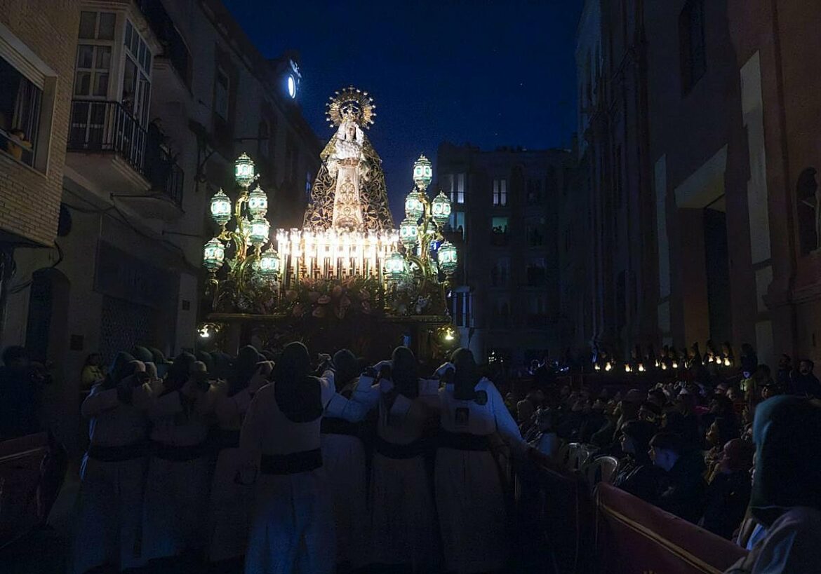 Un sobrecogedor cortejo a la altura de una reina en Cartagena