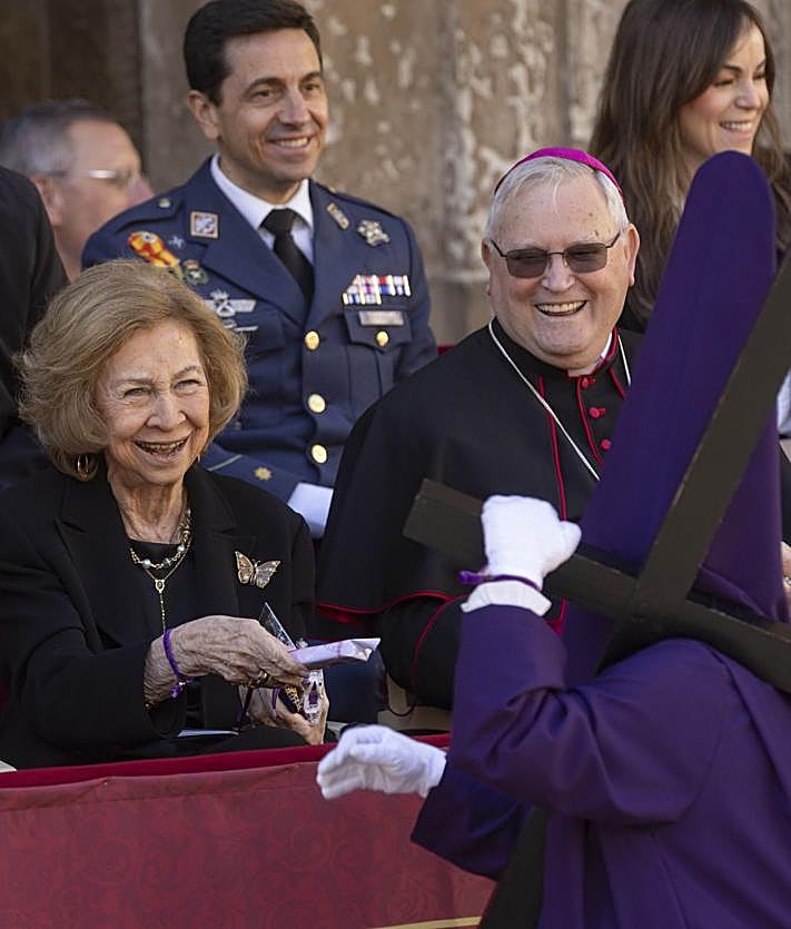 Imagen secundaria 2 - 1. La Reina y las Infantas disfrutan de la mañana de los Salzillos. 2. Doña Sofía agradece los obsequios de un nazareno. 