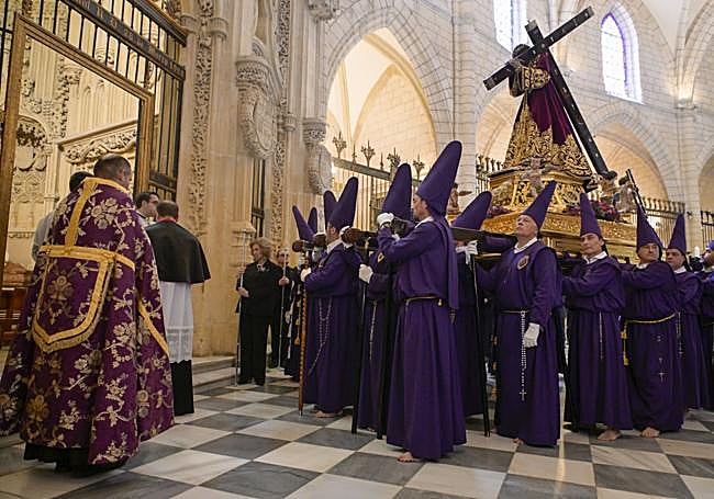 Jesús entra en la Catedral para llevar a cabo estación de penitencia por el 425 aniversario de la cofradía.