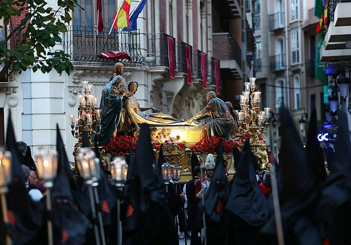 Misericordia, Servitas y Sepulcro campean en una noche despejada en Murcia