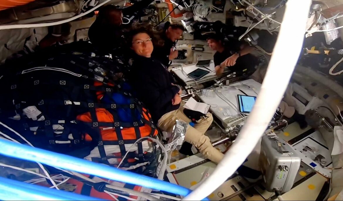 Orión alcanza la cara oculta de la Luna tras culminar el viaje más lejano jamás hecho y ya está camino de la Tierra