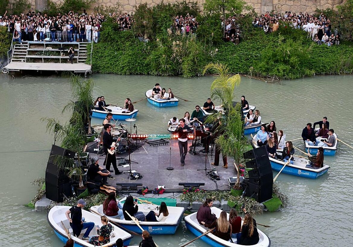 Walls abre los conciertos sobre el escenario flotante en el río Segura