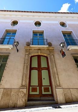 Imagen - Entrada principal al inmueble desde la calle Mayor de Cehegín.