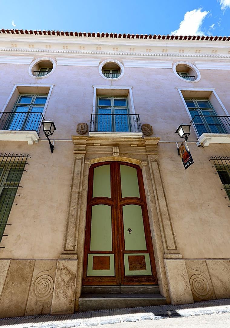 Imagen - Entrada principal al inmueble desde la calle Mayor de Cehegín.