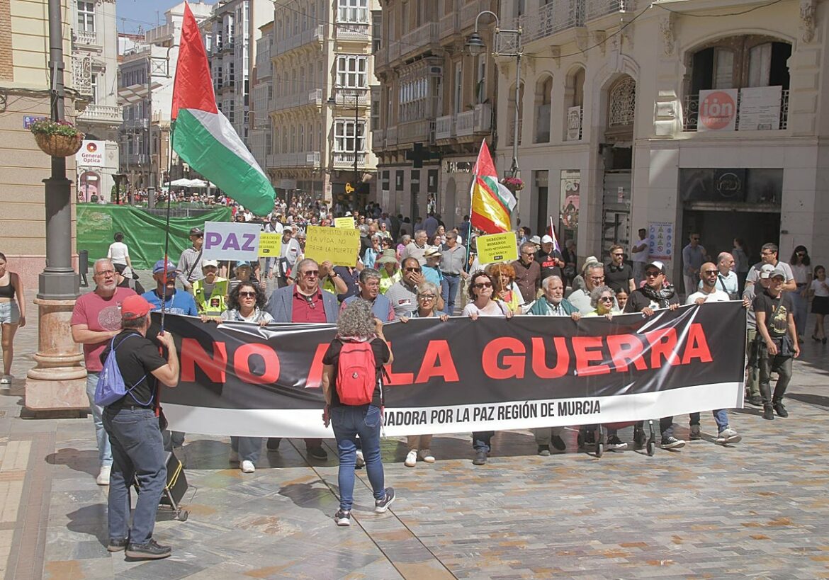 El grito de «no a la guerra» vuelve a resonar en las calles de Cartagena