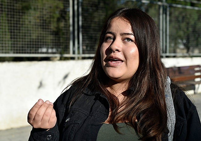 Colas en los Servicios Sociales y normalidad en Correos en el inicio de los trámites presenciales de la regularización