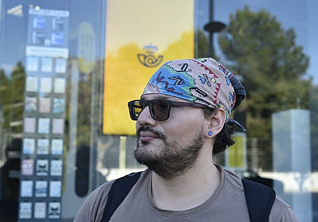 Jonathan, originario de Colombia, tiene cita este martes, pero acudió a Correos para preguntar por los documentos que tendrá que llevar.