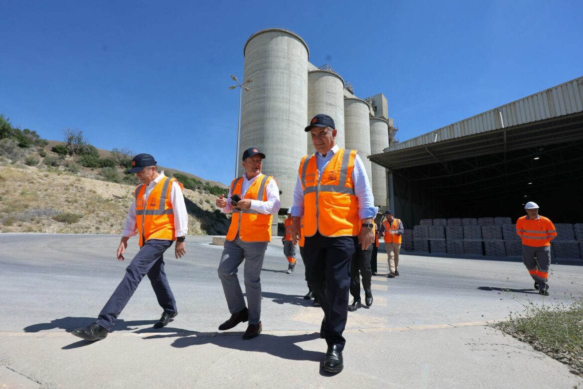 El consejero Vázquez destaca el desarrollo «estratégico» de Cementos La Cruz en Abanilla