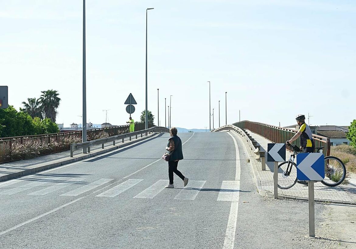 Un grave atropello moviliza a los vecinos por el peligro en el viejo puente que une El Raal y Beniel