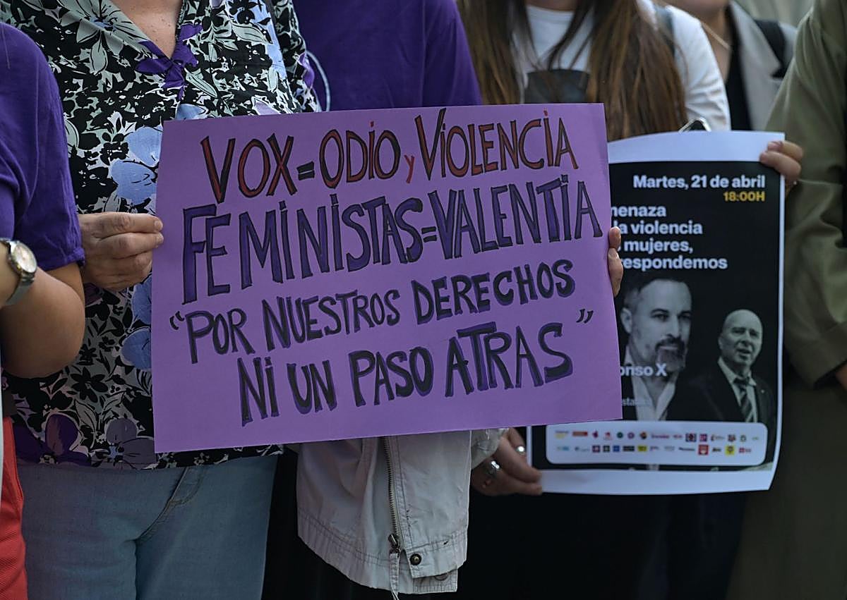 Imagen secundaria 1 - Concentración celebrada en Alfonso X (Murcia) contra las amenazas de Martínez Nieto. 