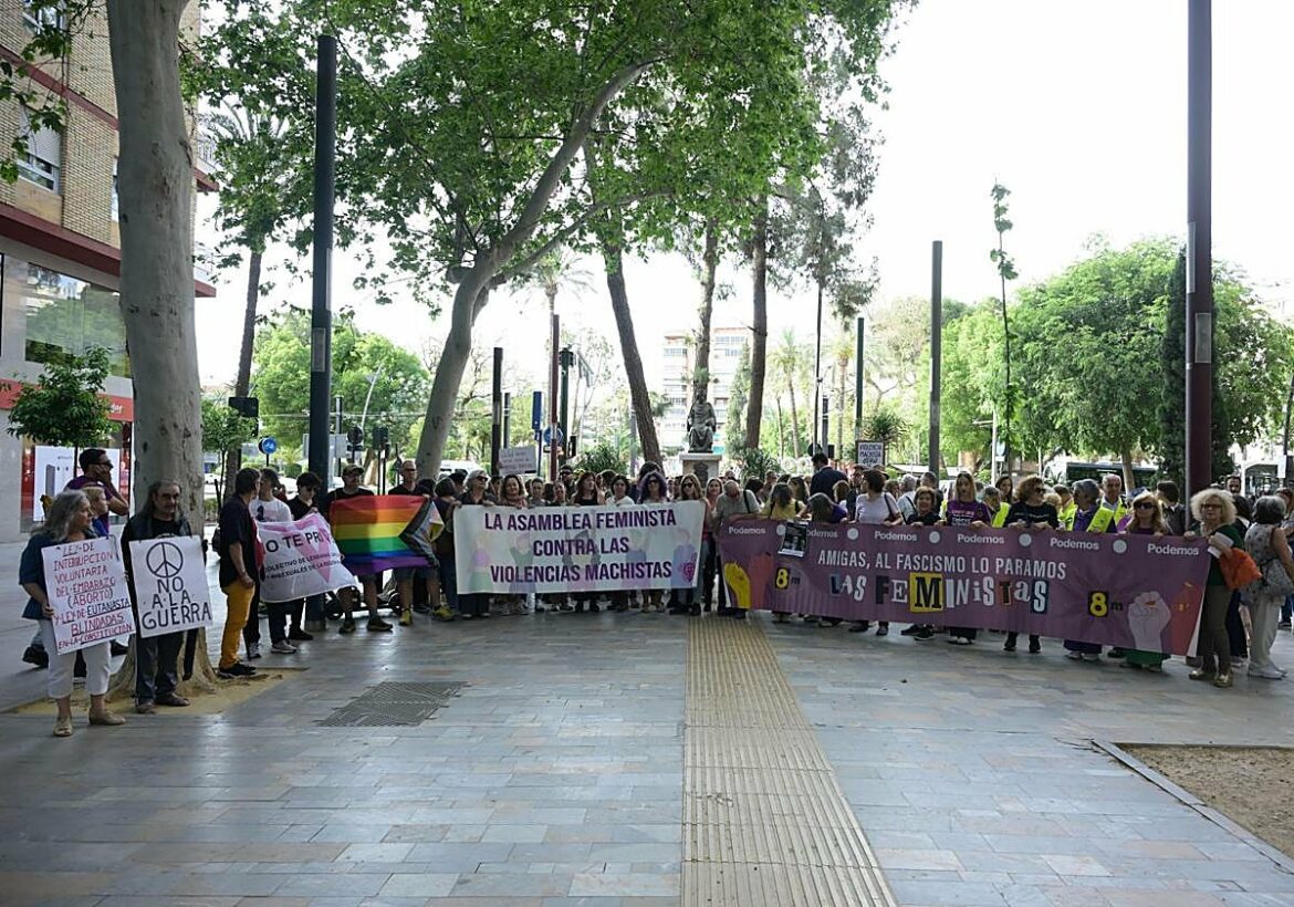 La izquierda y los colectivos feministas se manifiestan contra Martínez Nieto