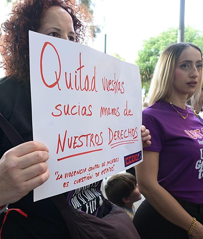 Imagen secundaria 2 - Concentración celebrada en Alfonso X (Murcia) contra las amenazas de Martínez Nieto. 