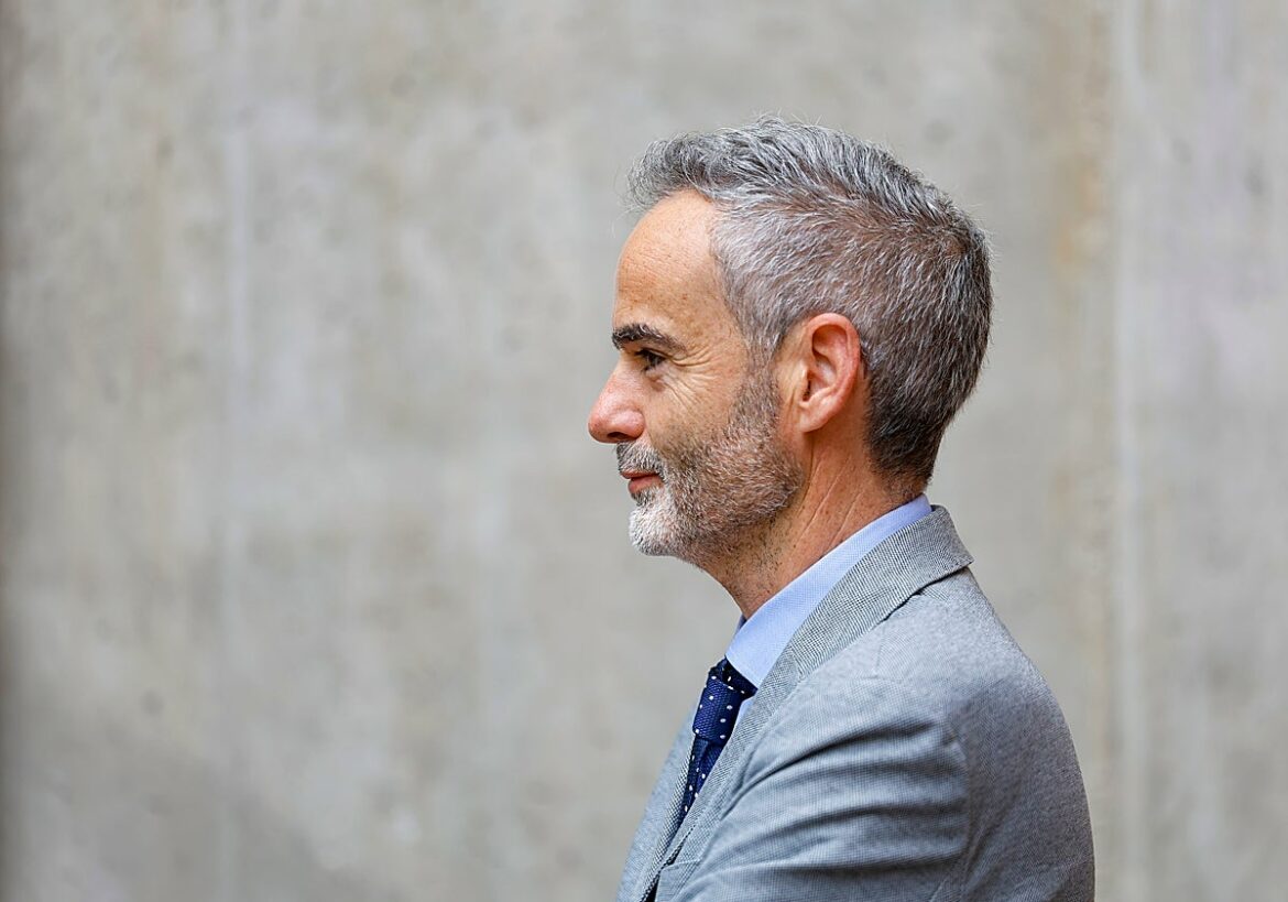 Un economista técnico y negociador con espíritu metalero