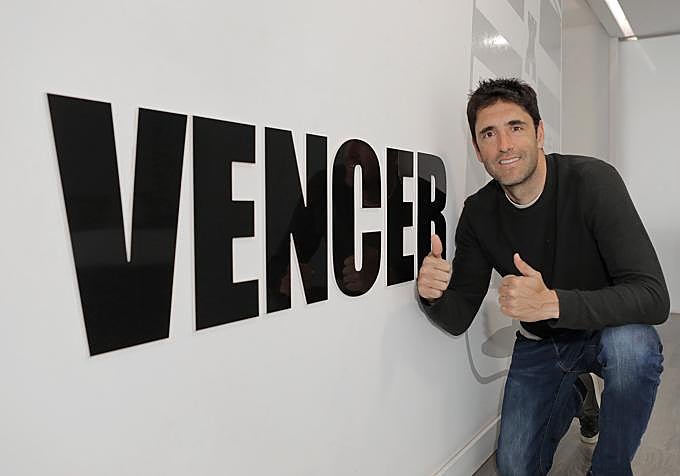 Iñigo Vélez: «Tuve las maletas hechas en mi casa tres semanas y no terminaba de venir»