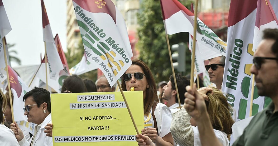 Los médicos vuelven a la calle en Murcia: «El cansancio pesa después de tantas huelgas, pero no vamos a parar»