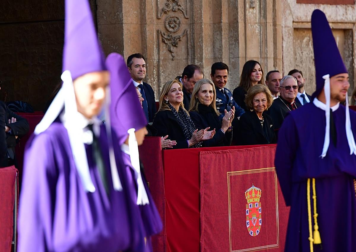 Imagen secundaria 1 - 1. La Reina y las Infantas disfrutan de la mañana de los Salzillos. 2. Doña Sofía agradece los obsequios de un nazareno. 