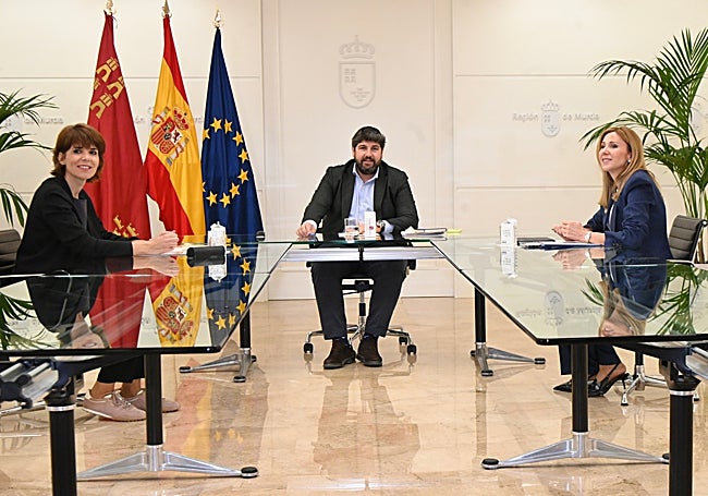 Miras promete una nueva estrategia de empleo a los sindicatos, que reclaman a la Comunidad retomar el diálogo social