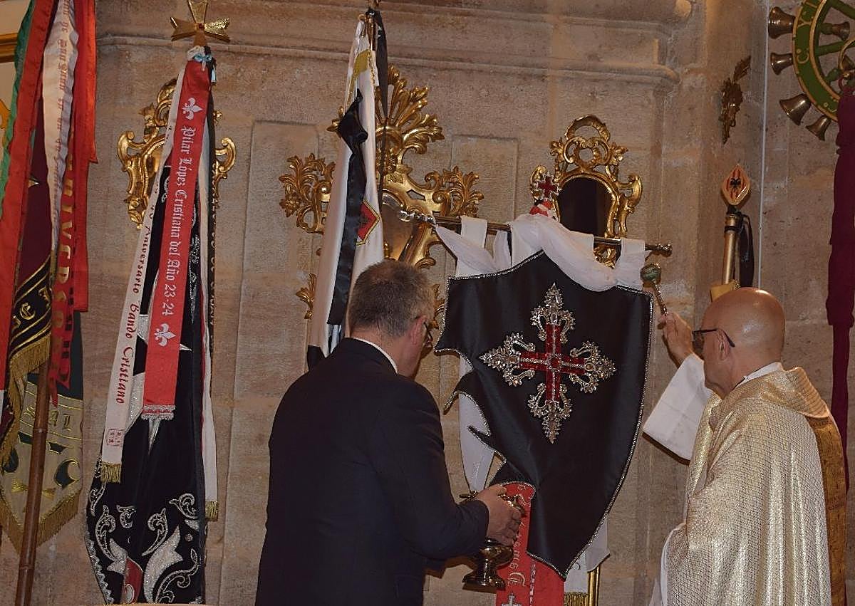 Imagen secundaria 1 - La Vera Cruz bendice las banderas del Bando Cristiano