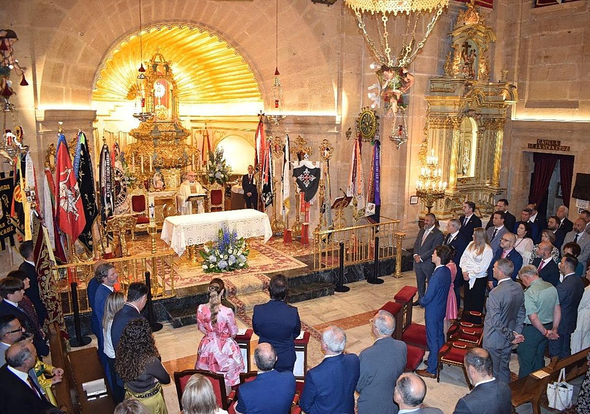 Imagen principal - La Vera Cruz bendice las banderas del Bando Cristiano