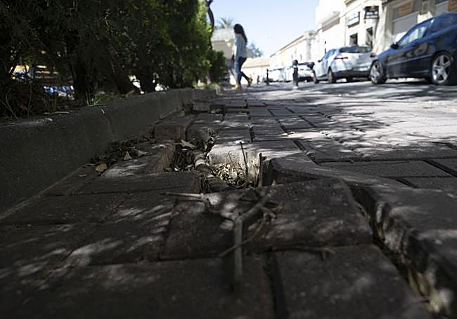 El calvario de los vecinos de Barrio Peral en Cartagena: aceras en las que no cabe ni un andador