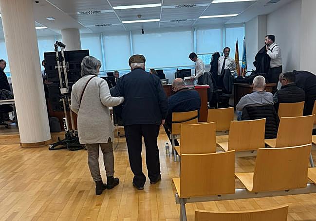 El fiscal pide que los acusados de enterrar residuos en fincas agrícolas de Abanilla y Orihuela las restauren