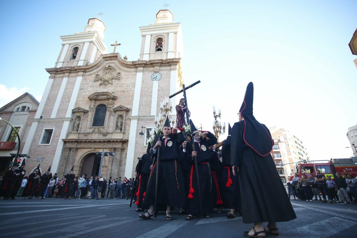 La Sangre desfila con la Soledad del Calvario en Murcia