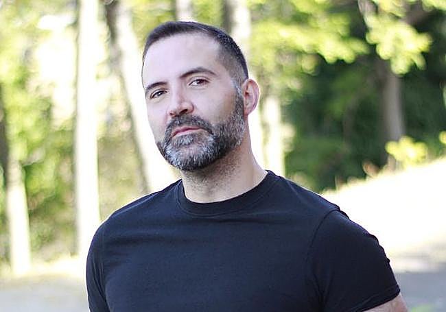 Pedro Mañas firma 'Un lobo dentro'.