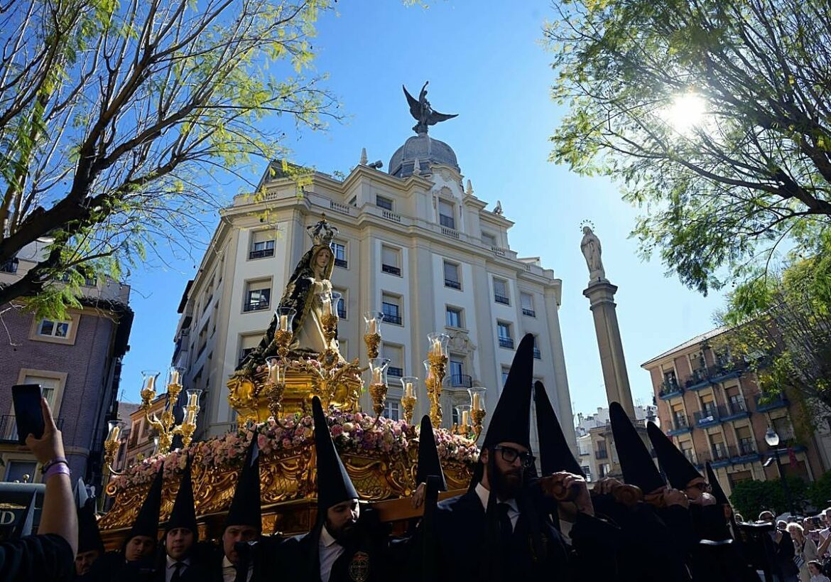 Rosario corinto y el luto blanco del Yacente culminan la Pasión en Murcia