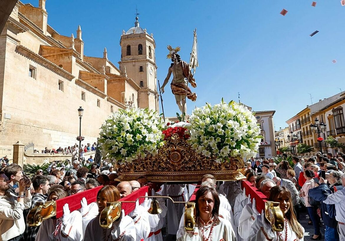 La luz del Resucitado al pie del sepulcro en Lorca