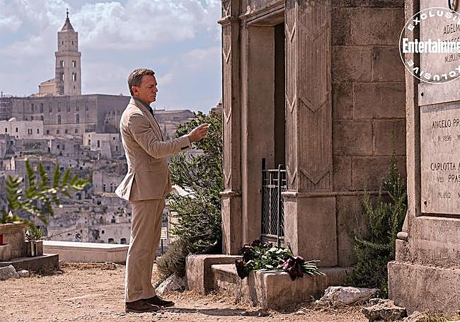 Daniel Craig en el cementerio de Matera, en el rodaje de '007: Sin tiempo para morir' (2021).