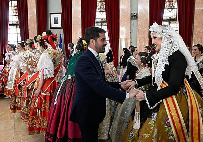 Diego Avilés saluda a la Bellea del Foc alicantina en la recepción oficial.