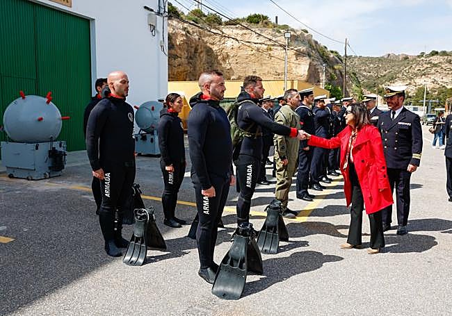 Robles conoce las capacidades técnicas de la Fuerza de Medidas Contra Minas
