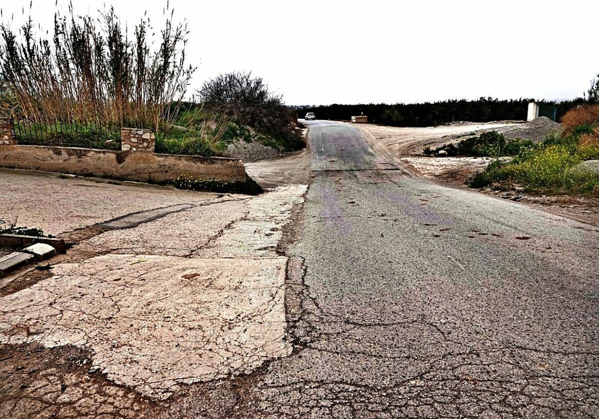 La reparación de caminos concentra la mayor parte de la inversión en zonas rurales de Lorca