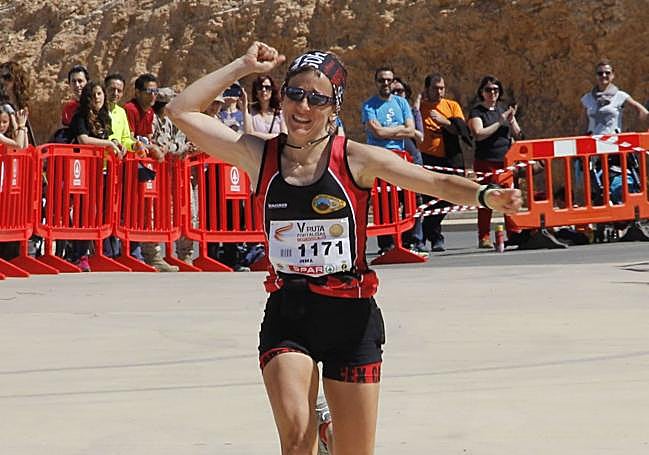 Inma Tonda, la mujer que más veces ha ganado la Ruta, en seis ocasiones, celebra el triunfo en 2014.