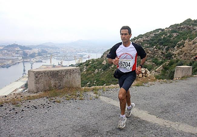 El cartagenero Miguel Ángel Fernández, en 2010, fue el vencedor de la primera de la Ruta de las Fortalezas de Cartagena.