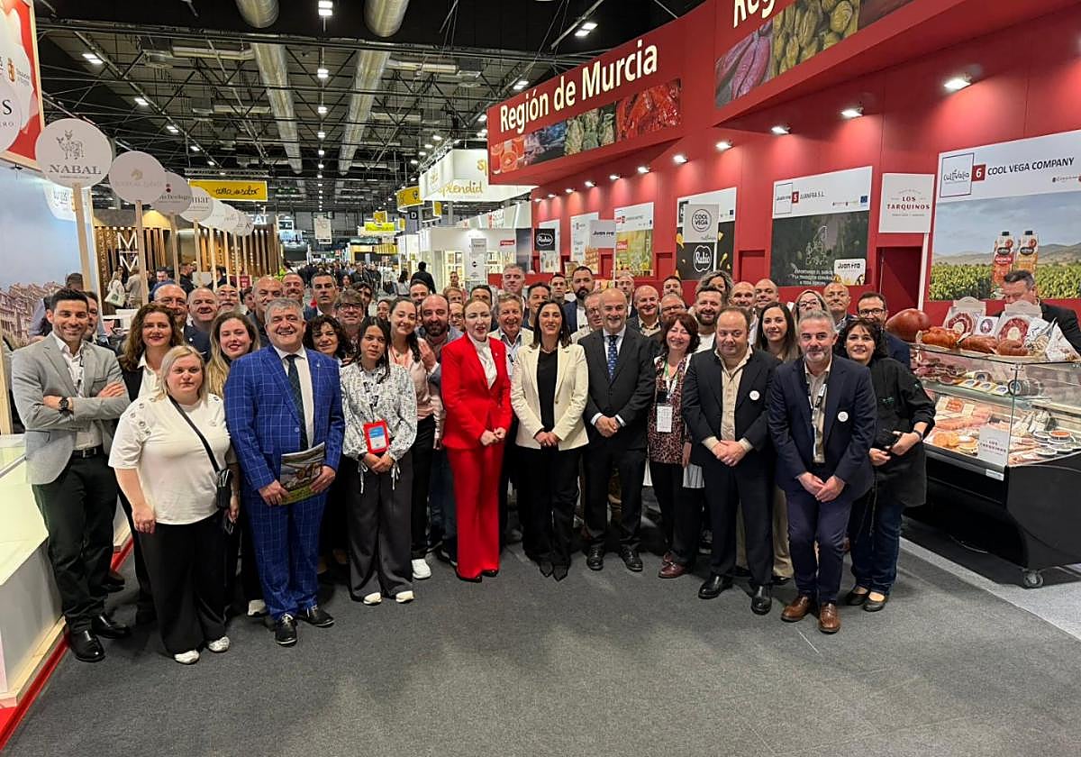 Representantes del Gobierno regional y empresa agroalimentarias, ayer, en Ifema Madrid.