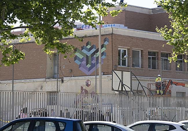 El IES Isaac Peral de Cartagena clausura seis aulas al caer restos de las obras de la cubierta