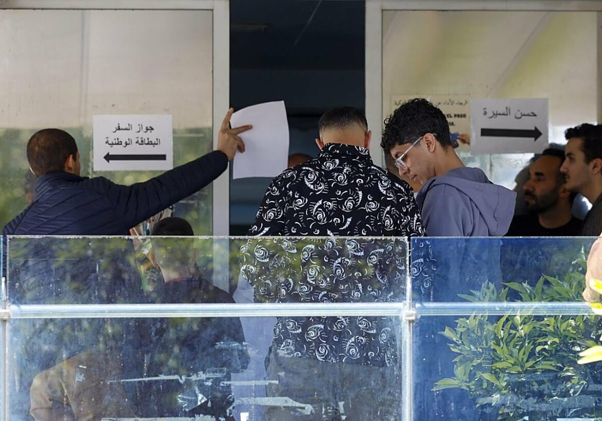 La regularización de migrantes arranca entre advertencias de un embudo en la tramitación